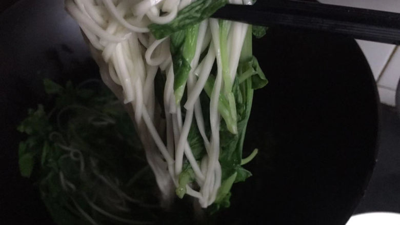 卤面条,熟了,用筷子夹出来放入碗中