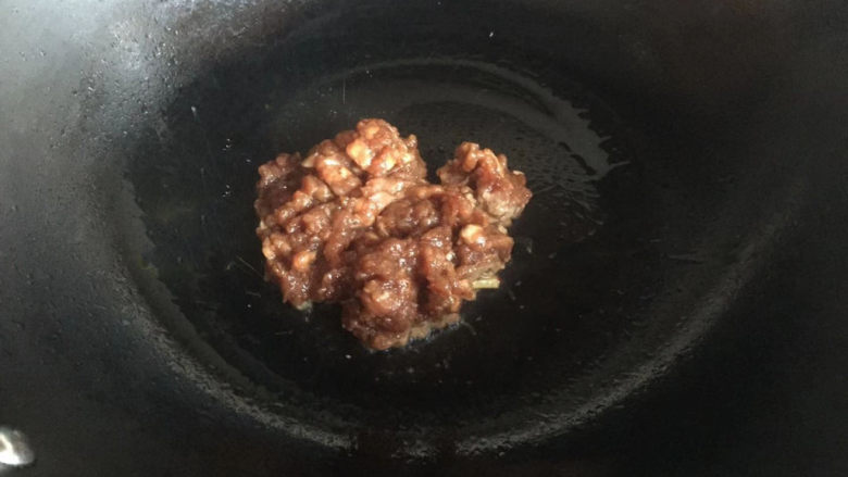 卤面条,下入调好的肉,炒至变色
