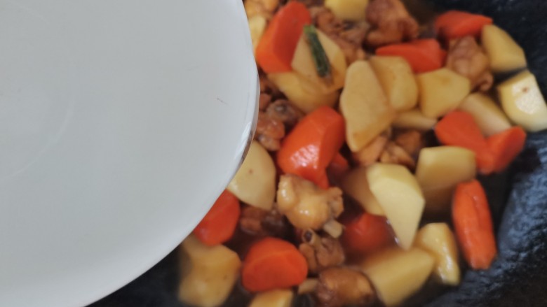 土豆炖鸡腿,倒入清水没过食材,大火烧开转中小火炖20分钟