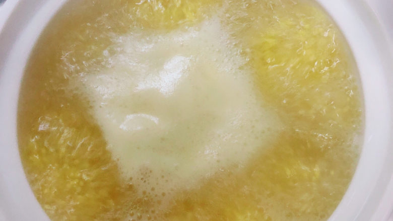 红枣小米燕麦粥,锅中烧开水,放入小米,烧开锅。