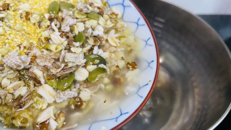红枣小米燕麦粥,锅中加入800毫升的饮用水大火烧开,放入食材