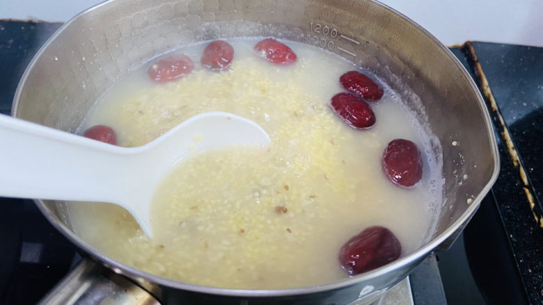 红枣小米燕麦粥,转中小火焖煮20分钟,期间用汤勺搅拌数次,防止粘锅底