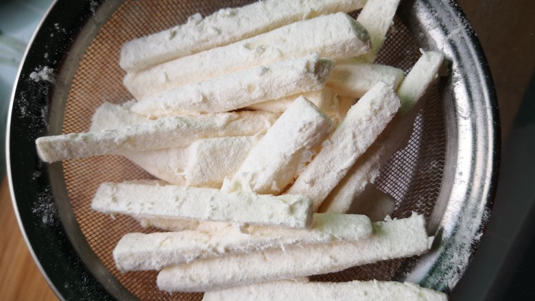 炸山药,倒出来过一下筛,筛去多余的面粉