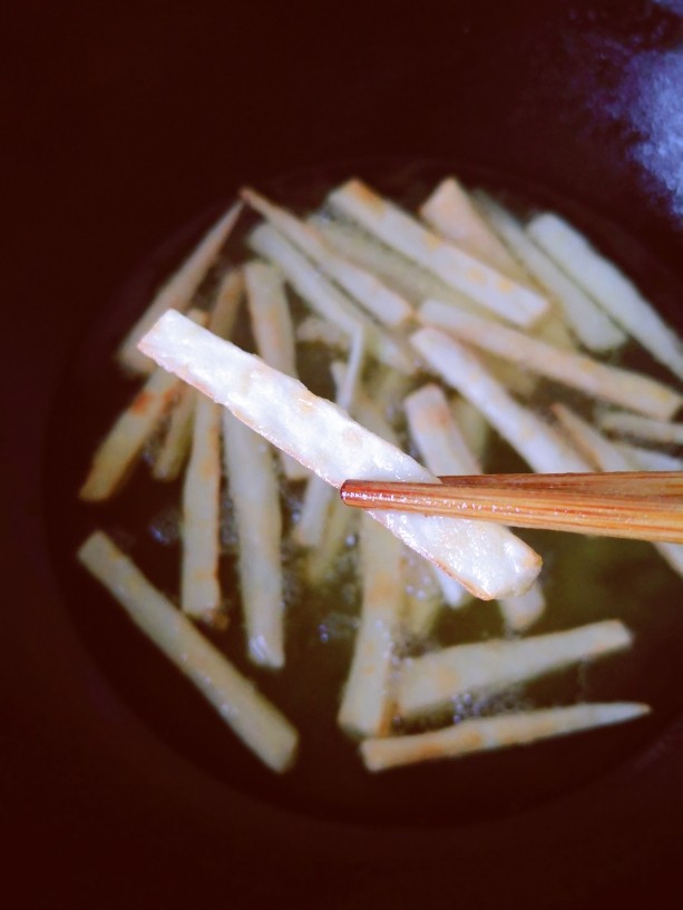 炸山药,炸至表面金黄酥脆