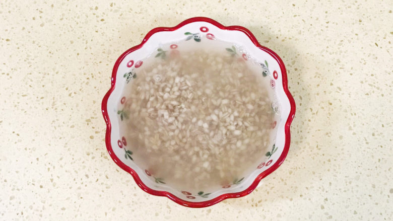 红枣小米燕麦粥,<a style='color:red;display:inline-block;' href='/shicai/ 495'>燕麦</a>洗净,加清水浸泡一个小时