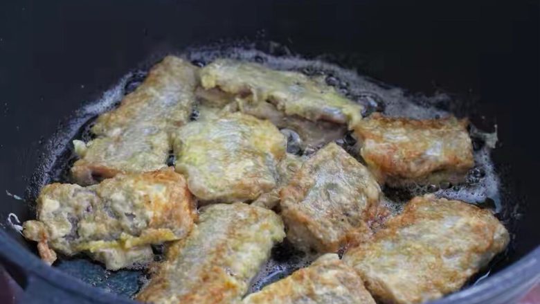 炖带鱼,锅中倒入食用油烧热,放入带鱼段小火煎至两面呈金黄色取出。