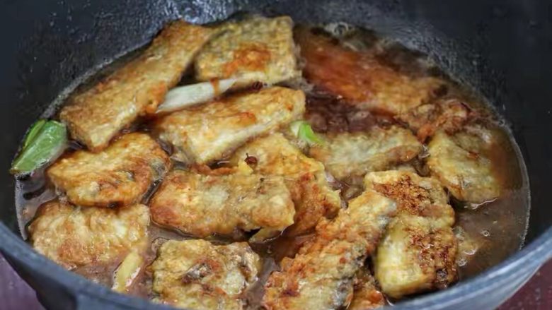 炖带鱼,添入清水和鱼段持平,大火烧至沸腾后改小火焖炖约十分钟,这个时候如果加锅盖注意要留一个缝隙,可以使鱼腥味散发出去。