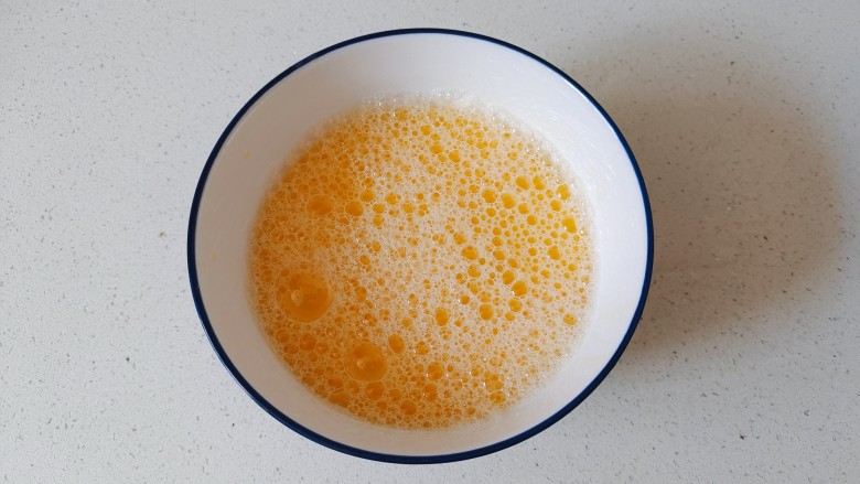水嫩蒸蛋,加入温开水搅打均匀,用鸡蛋壳量,3个鸡蛋放9个半鸡蛋壳的温开水。温开水和鸡蛋的比例1.5:1