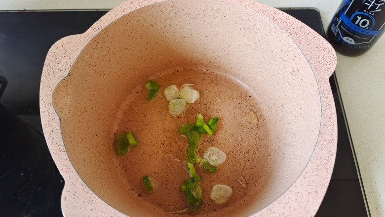 水嫩蒸蛋,锅中加入适量花生油烧热,放入葱花煸炒出香味