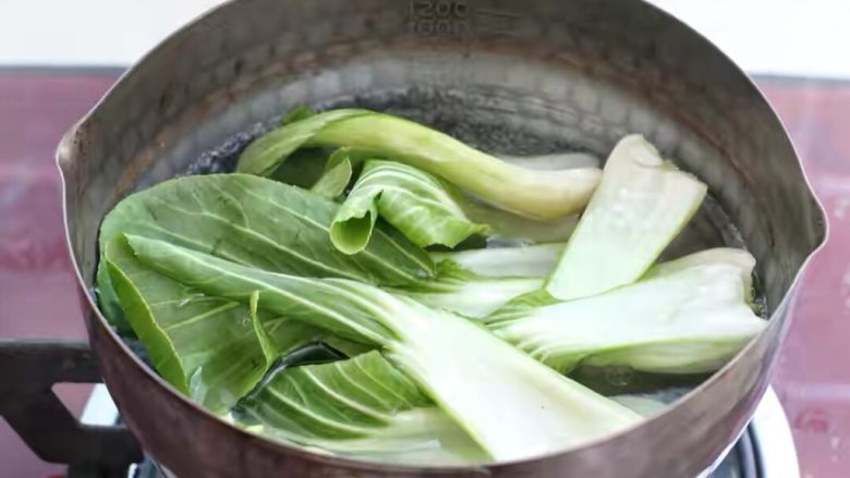 卤面条,小锅中烧开水,淋入少许食用油和盐,放入<a style='color:red;display:inline-block;' href='/shicai/ 3517'>青菜</a>焯烫变软捞出。