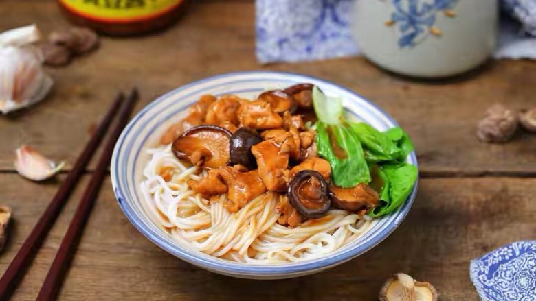 卤面条,一款营养又美味的卤面条就做好了!鸡肉嫩、香菇滑,拌着面条吃起来超满足!