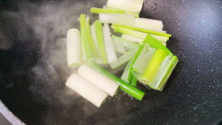 葱烧海参【最正宗做法】,起锅上火倒入适量油,油热后下入葱段,用小火慢炸。