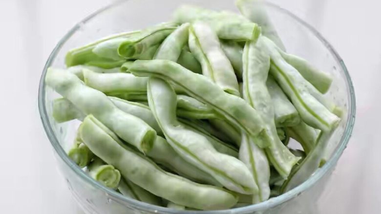 豆角焖肉,将<a style='color:red;display:inline-block;' href='/shicai/ 3639'>豆角</a>撕去筋衔清洗干净,掰成小段备用。