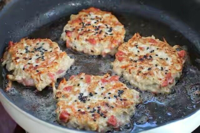 胡萝卜鸡肉饼,小火煎至鸡肉饼一面定型,翻到另外一面继续煎至两面焦黄。