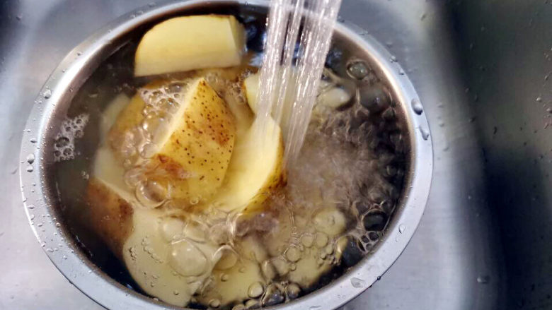 土豆炖鸡腿,土豆切块不去皮,冲水