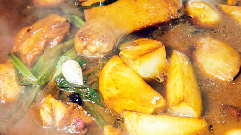 土豆炖鸡腿,加入土豆,大火烧开,小火炖煮20分钟