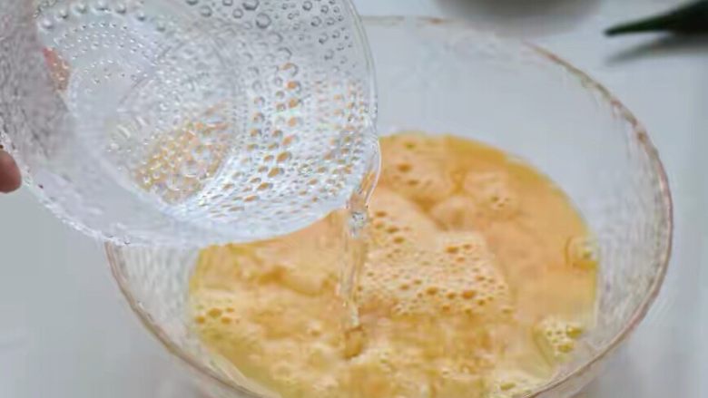 水嫩蒸蛋,然后加入温水,一边加一边用筷子搅拌均匀,加入温水可以让蛋羹的口感更嫩滑。
