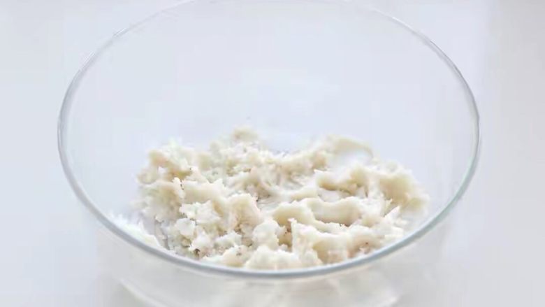 炸山药,取出蒸好的山药放进容器中,用勺子压成细腻的山药泥。