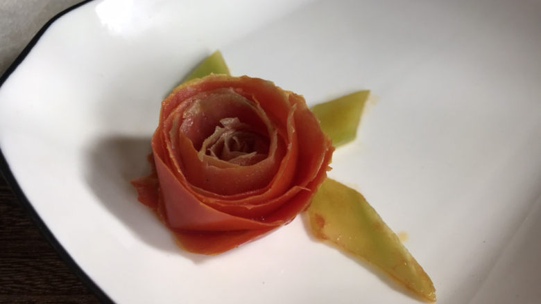 番茄炒莴笋,把鲜花摆在盘子的一边,用莴笋装饰成叶子