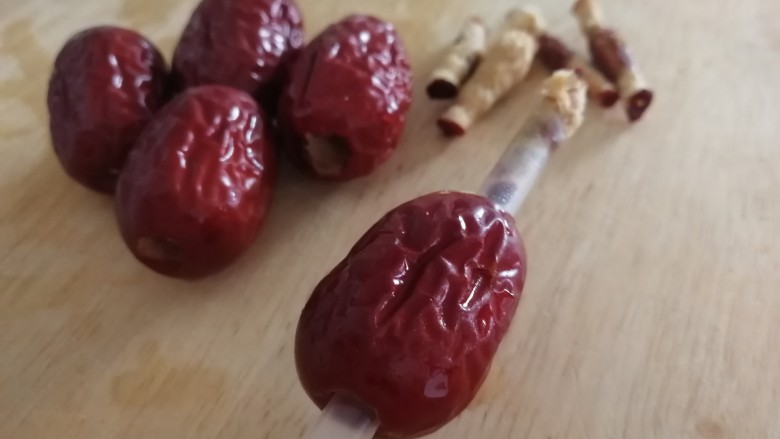 红枣小米燕麦粥,红枣洗干净,酸奶吸管轻轻旋转去核。