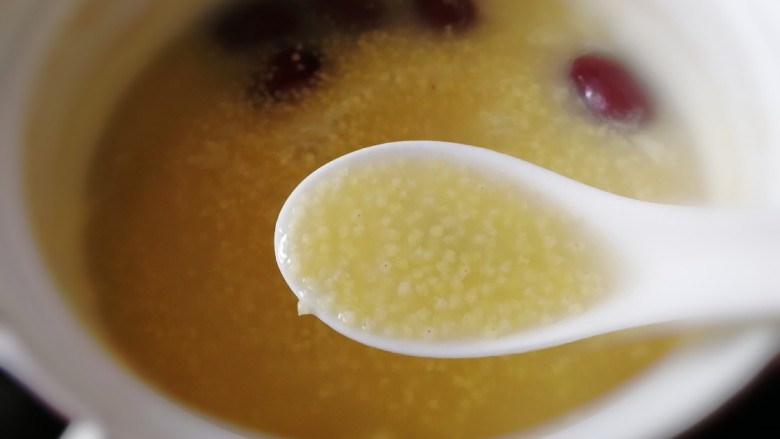 红枣小米燕麦粥,米汤粘稠,米粒变大。