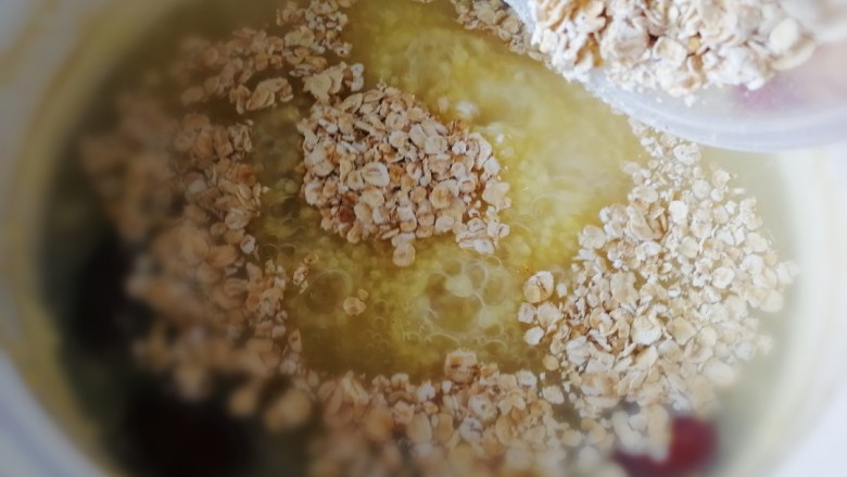红枣小米燕麦粥,放入即食有燕机麦片。