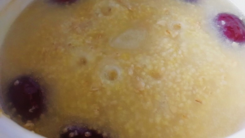 红枣小米燕麦粥,煮2-3分钟即可。(非即食燕麦要煮6-8分钟)