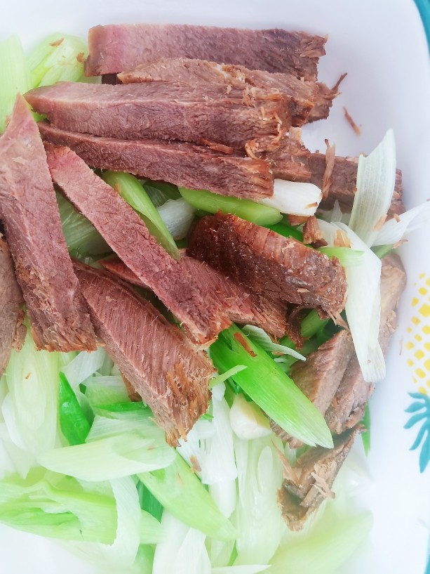 凉拌蒜苗,加入切好的酱牛肉。