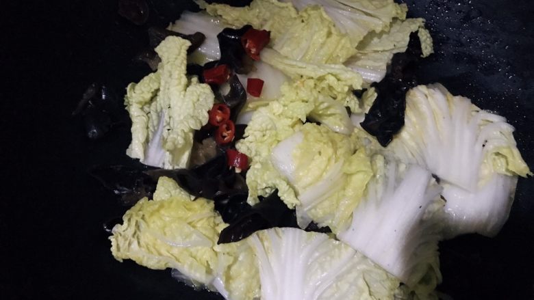 娃娃菜炒木耳,加小米椒,翻炒至菜叶断生