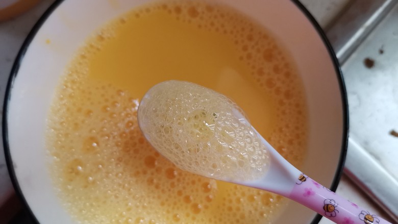 水嫩蒸蛋,拌均匀,然后撇去浮沫