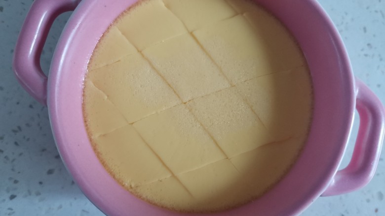水嫩蒸蛋,蒸好取出来撕掉保鲜膜,用刀划几个口子