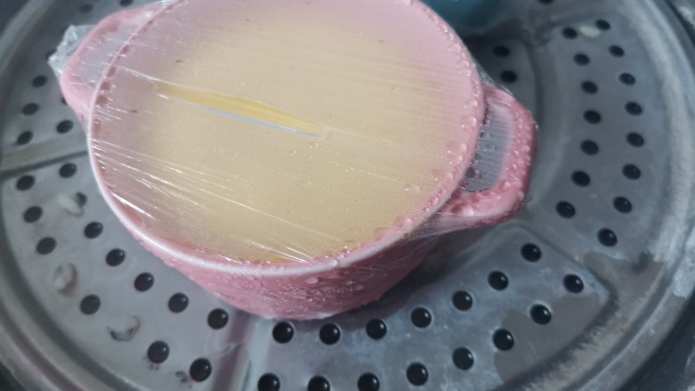 水嫩蒸蛋,锅里提前烧开水,水开放入蒸蛋蒸六分钟