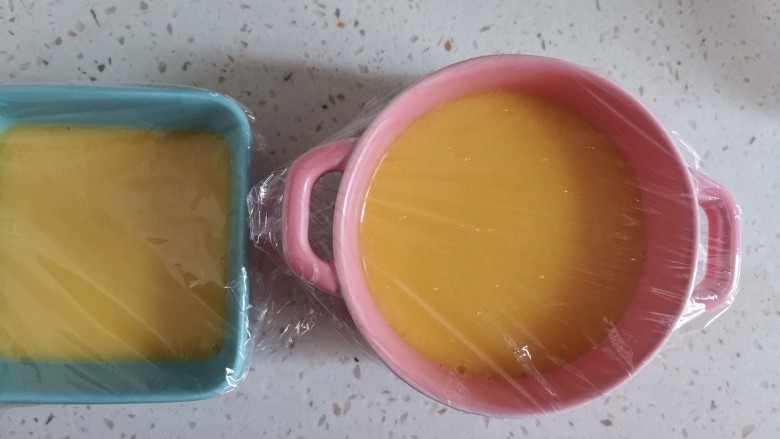 水嫩蒸蛋,封上保鲜膜,上面扎几个小孔