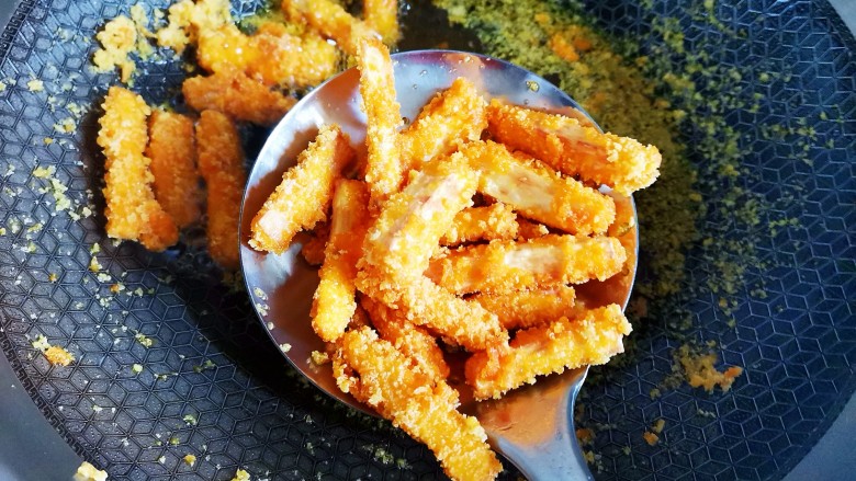 炸山药,炸至表面金黄酥脆,捞出控油