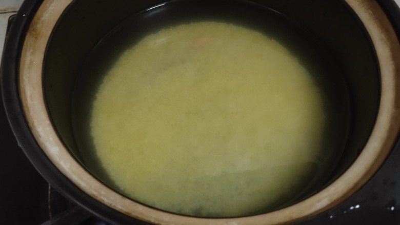 红枣小米燕麦粥,然后在把洗好的小米放入锅里在倒入适量水小火慢慢熬煮