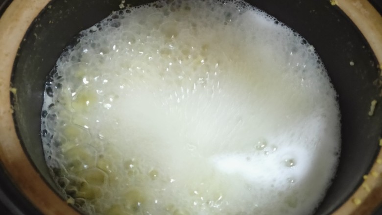 红枣小米燕麦粥,不建议用大火不然会溢出来的