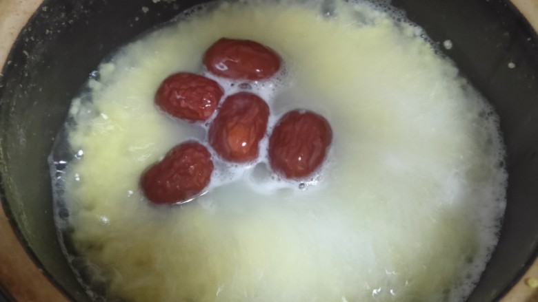 红枣小米燕麦粥,再放入红枣