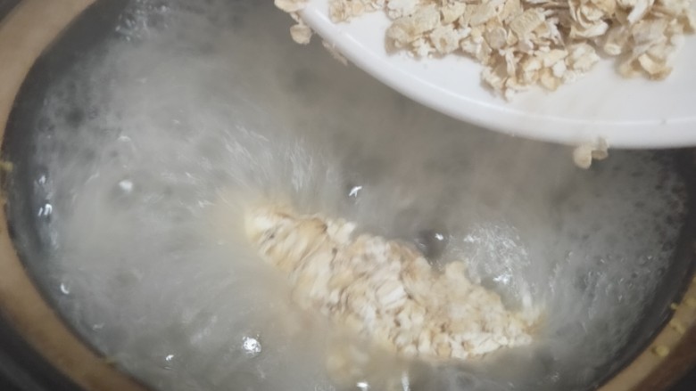 红枣小米燕麦粥,再倒入<a style='color:red;display:inline-block;' href='/shicai/ 495'>燕麦</a>