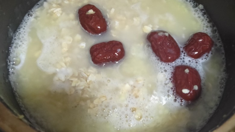 红枣小米燕麦粥,熬煮至浓稠熟透