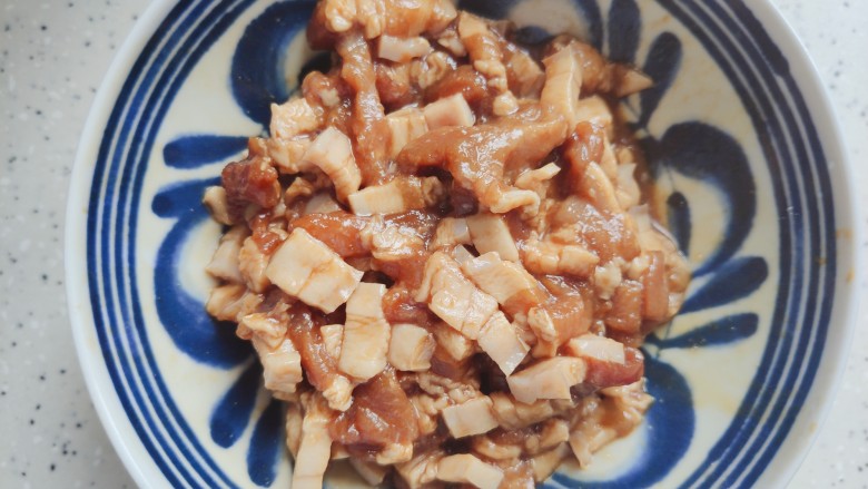 杏鲍菇炒肉丝,抓均匀,腌制备用
