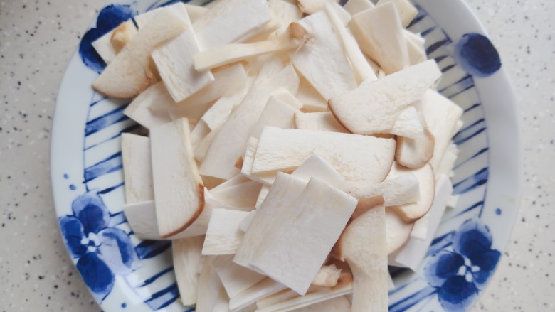 杏鲍菇炒肉丝,<a style='color:red;display:inline-block;' href='/shicai/ 238'>杏鲍菇</a>洗净,切成薄片