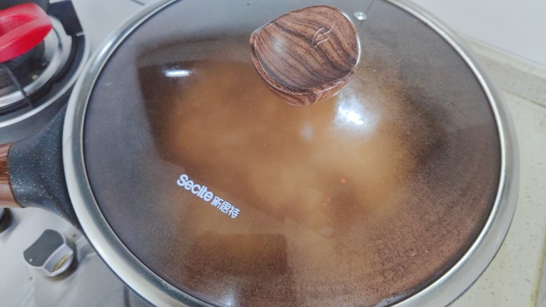 杏鲍菇炒肉丝,盖上锅盖,转小火,焖煮一分钟