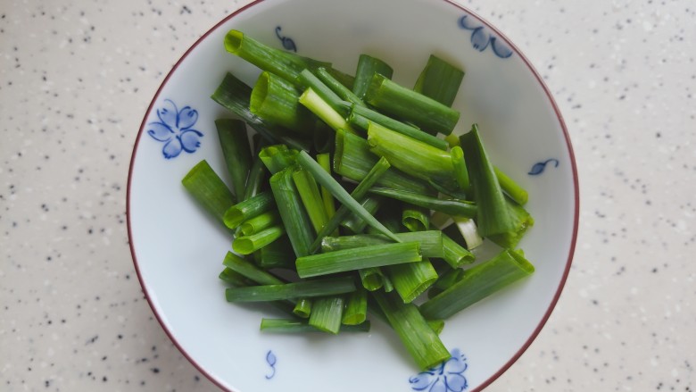 杏鲍菇炒肉丝,<a style='color:red;display:inline-block;' href='/shicai/ 157'>小葱</a>洗净,切寸段