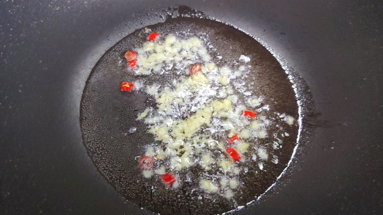 杏鲍菇炒肉丝,油热,下生姜末和干红辣椒,炒香
