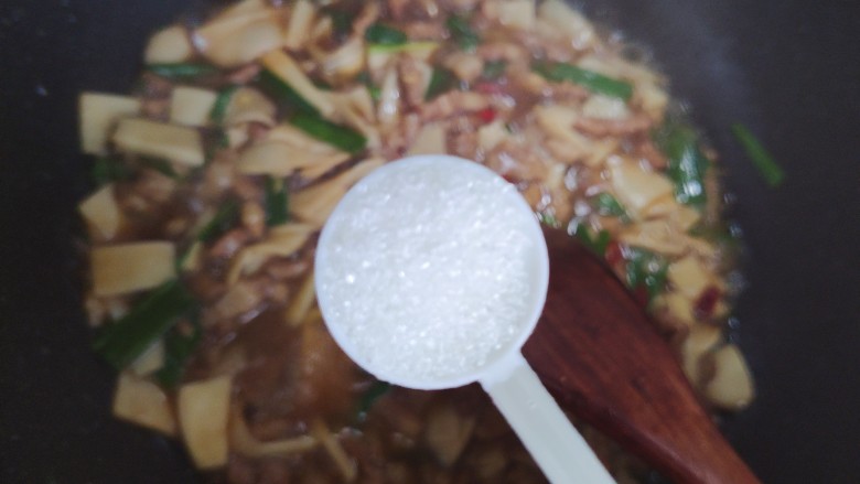 杏鲍菇炒肉丝,加一小勺细砂糖,翻炒均匀,即可