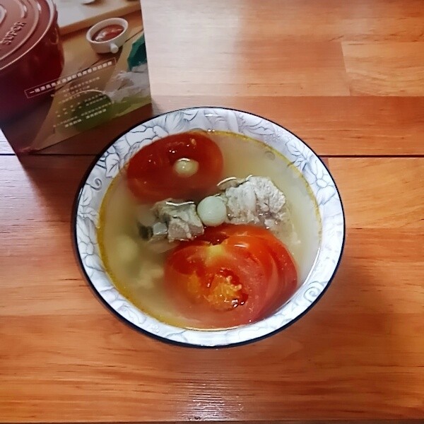 风味番茄尾骨汤,香味四溢的风味番茄尾骨汤端上餐桌。