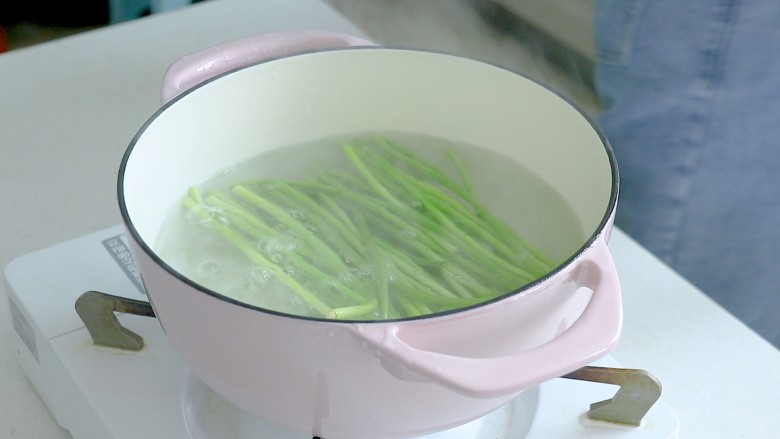 凉拌蒜苗,放入蒜苗(蒜薹)