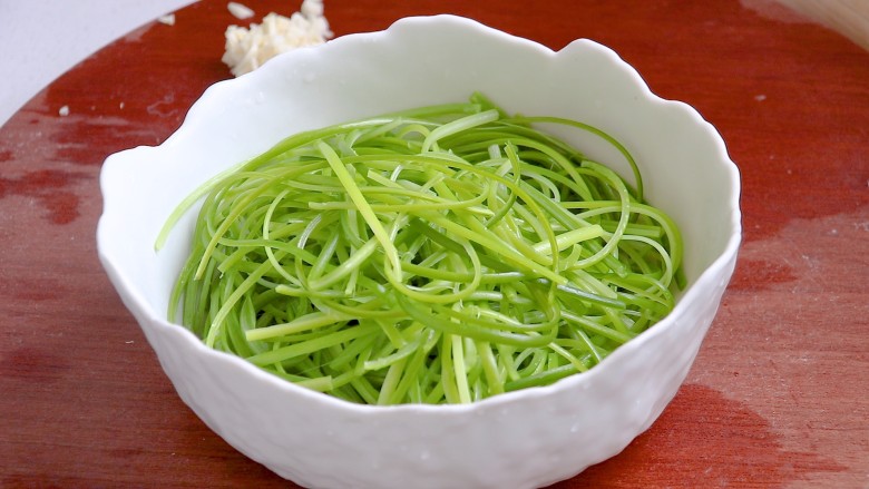 凉拌蒜苗,撕好的蒜苗(蒜薹)