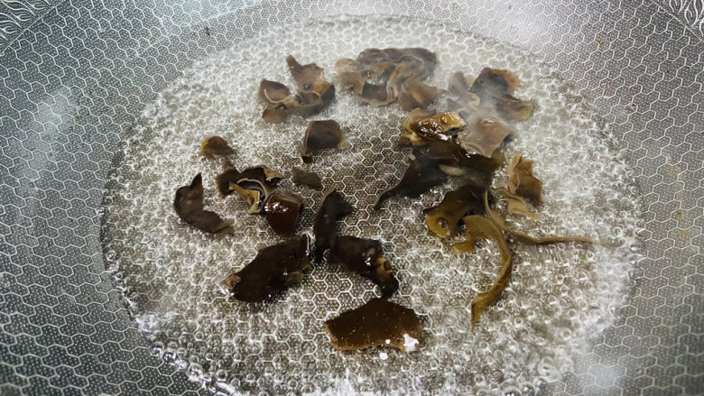 娃娃菜炒木耳,锅中加入适量清水大火烧开,放入黑木耳焯烫片刻