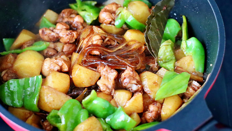 土豆炖鸡腿,大火翻炒均匀,青椒变色断生即可关火。